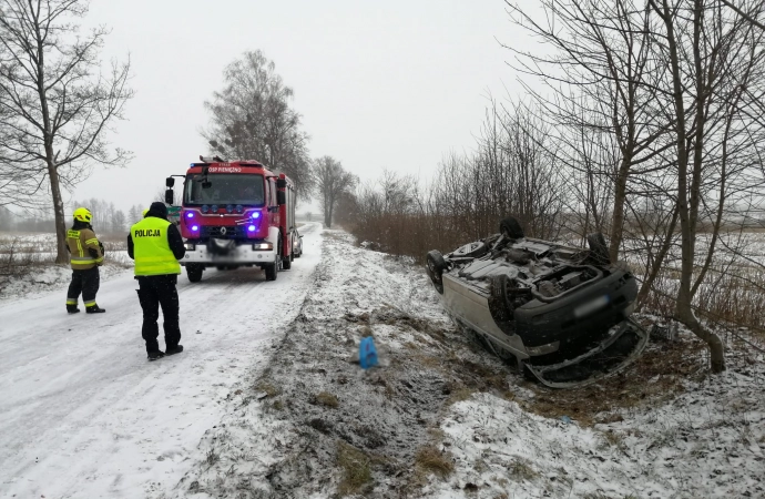 {Śnieg zaskoczył kierowców na Warmii i Mazurach.}