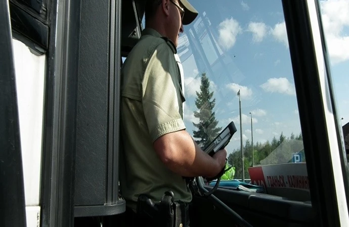 {Na przejściu w Gronowie funkcjonariusze Straży Granicznej zatrzymali pijanego kierowcę autokaru z Rosji.}