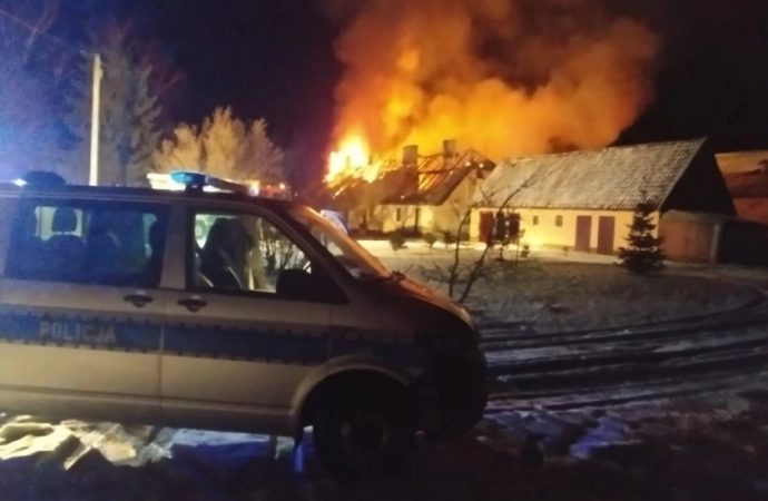 {Dwaj policjanci z Giżycka uratowali kobietę, która sama nie była w stanie wyjść z płonącego domu.}